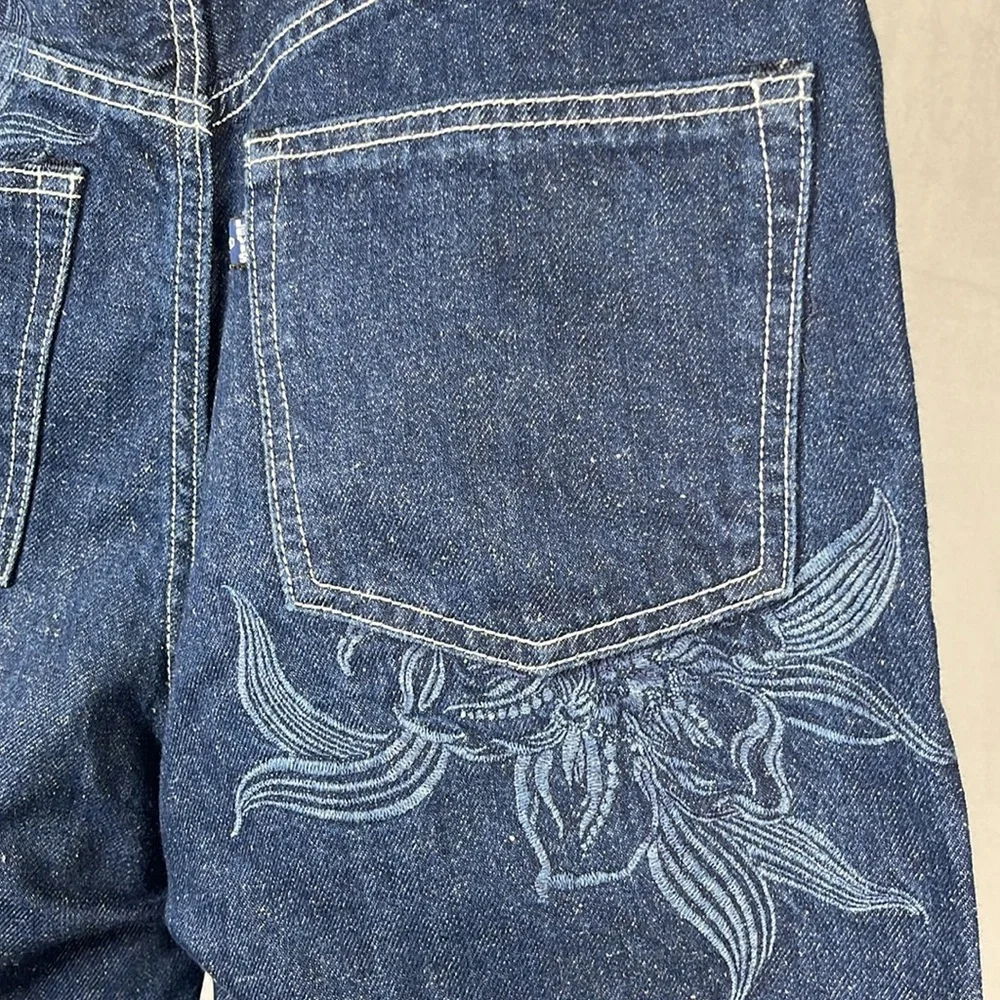 Levi’s Barrel Crop High Rise‎ Jeans with Embroidered Back Pockets.